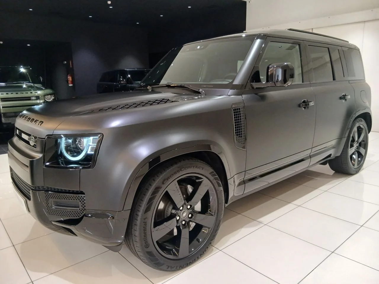 2025 Land Rover Defender angeboten von einem Fachhändler in Madrid, Hauptfoto