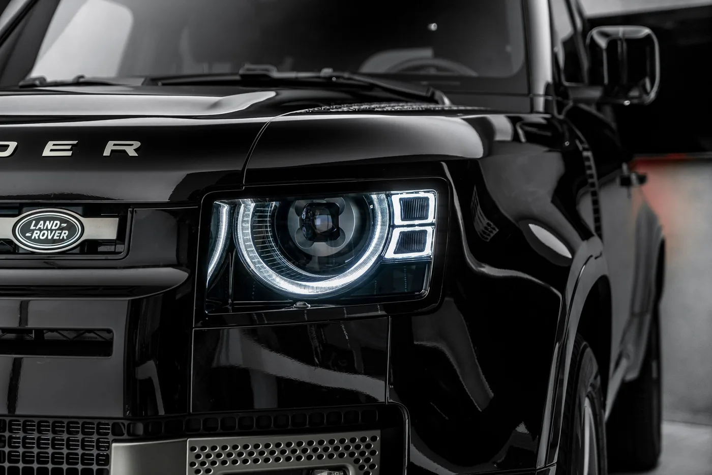2025 Land Rover Defender D200 SE X-Dynamic angeboten von einem Fachhändler in Ostrava, Tschechien, Foto 9 von 15