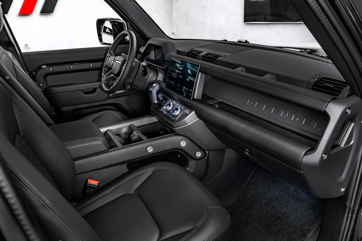 2025 Land Rover Defender D200 SE X-Dynamic angeboten von einem Fachhändler in Ostrava, Tschechien, Foto 13 von 15