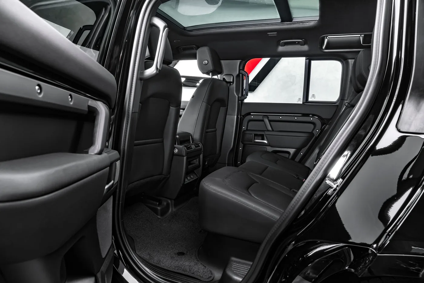 2025 Land Rover Defender D200 SE X-Dynamic angeboten von einem Fachhändler in Ostrava, Tschechien, Foto 15 von 15