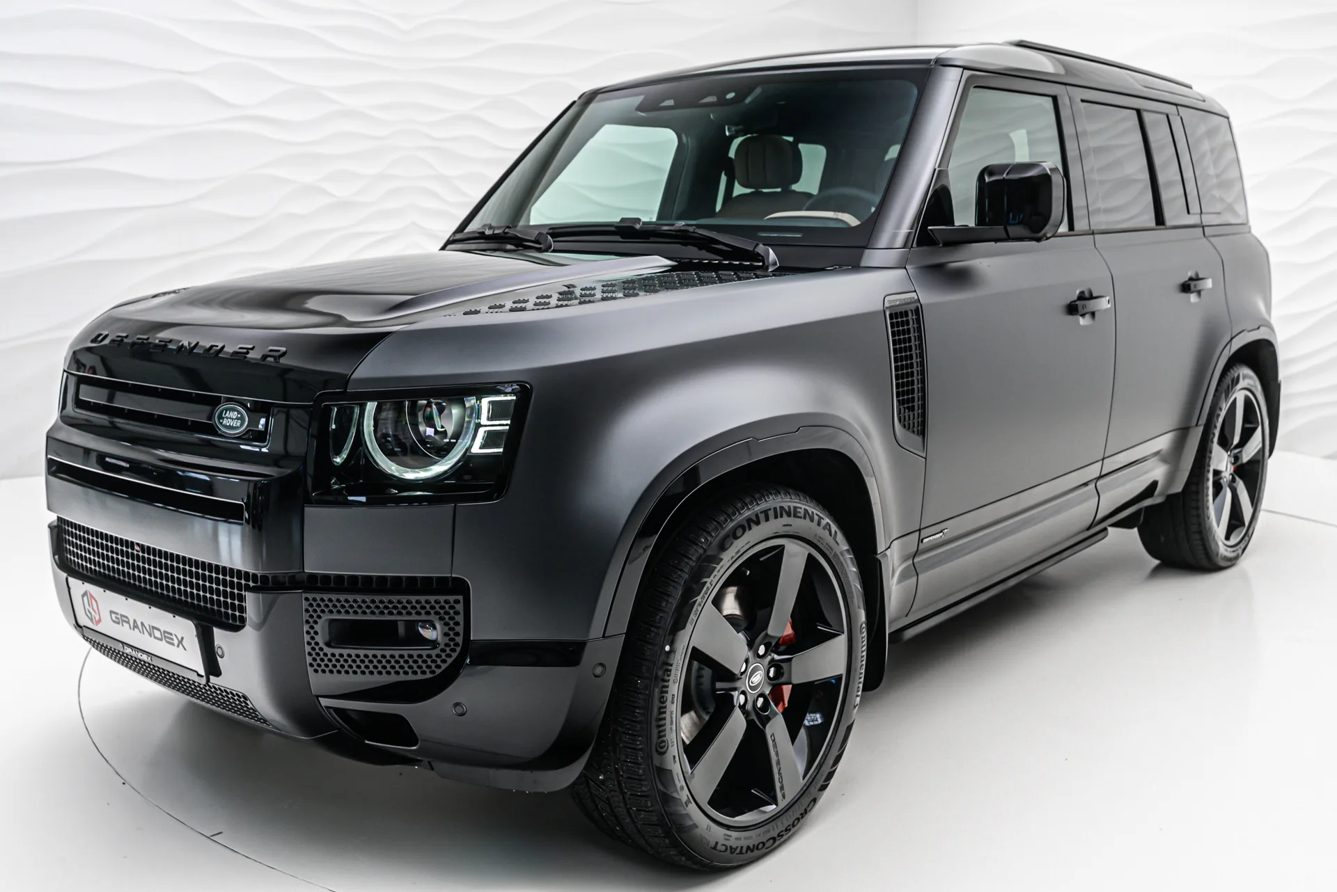 2025 Land Rover Defender X, D300 offered by a specialist dealer in Sengenthal, Germany, main photo