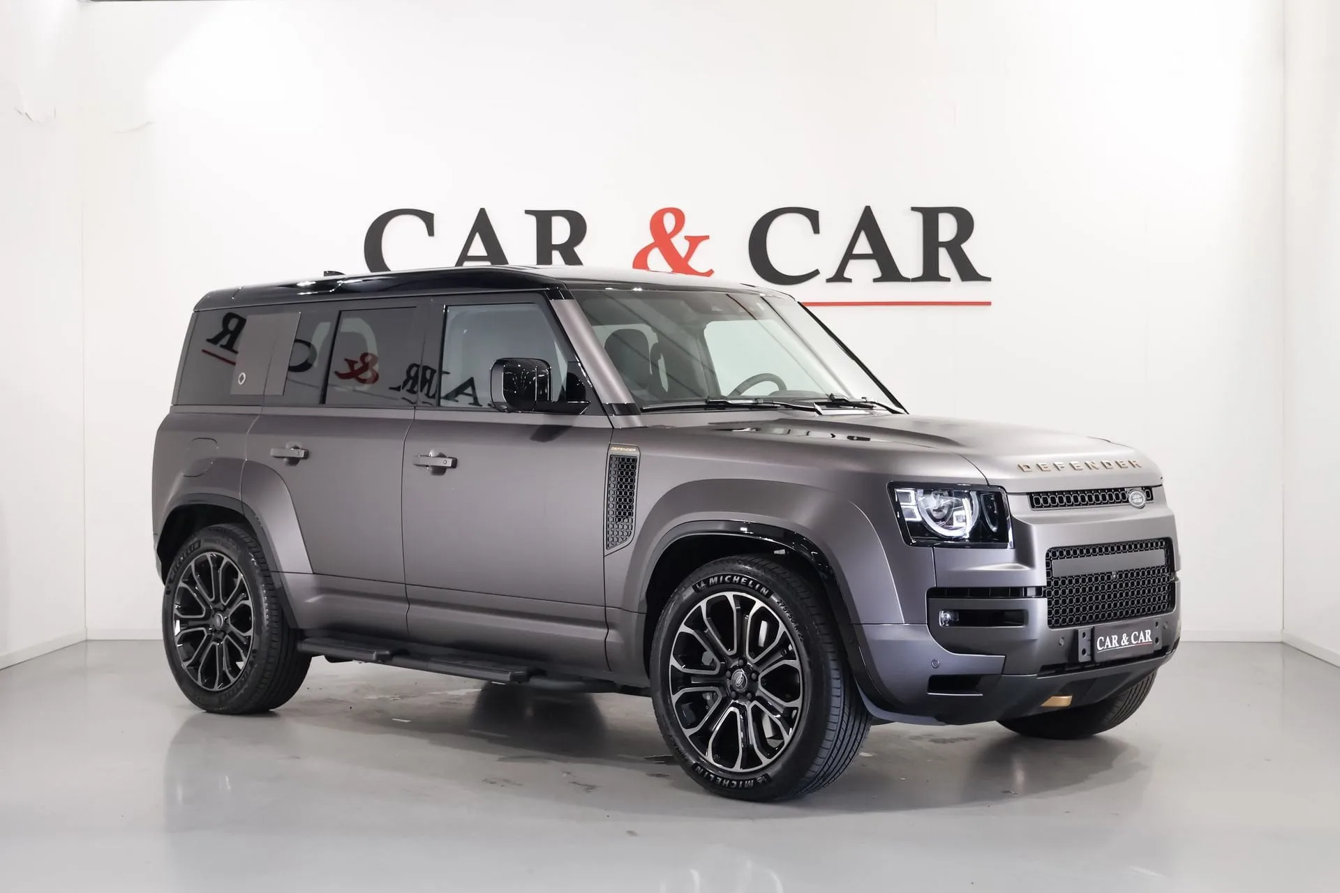 2025 Land Rover Defender OCTA proposée par un spécialiste de la supercar à Zibido San Giacomo, Italie, photo principale