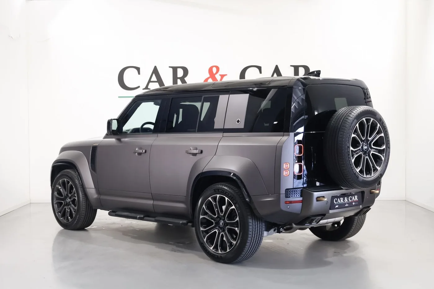 2025 Land Rover Defender OCTA offered by a supercar dealer in Zibido San Giacomo, Italy, photo 2 of 25