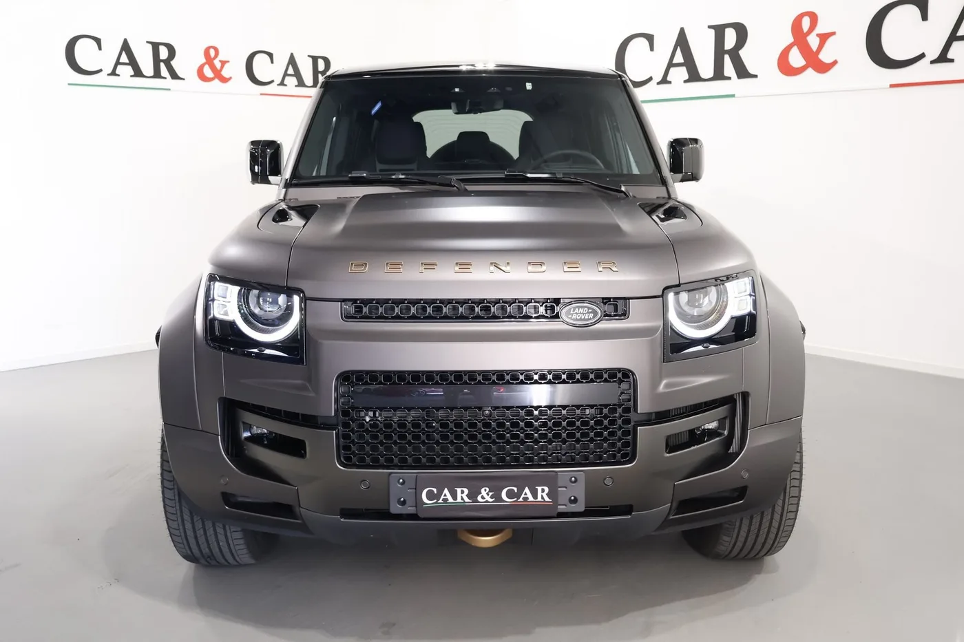 2025 Land Rover Defender OCTA offered by a supercar dealer in Zibido San Giacomo, Italy, photo 3 of 25