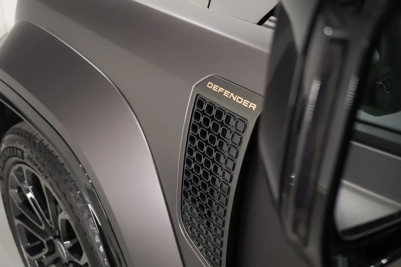 2025 Land Rover Defender OCTA offered by a supercar dealer in Zibido San Giacomo, Italy, photo 7 of 25