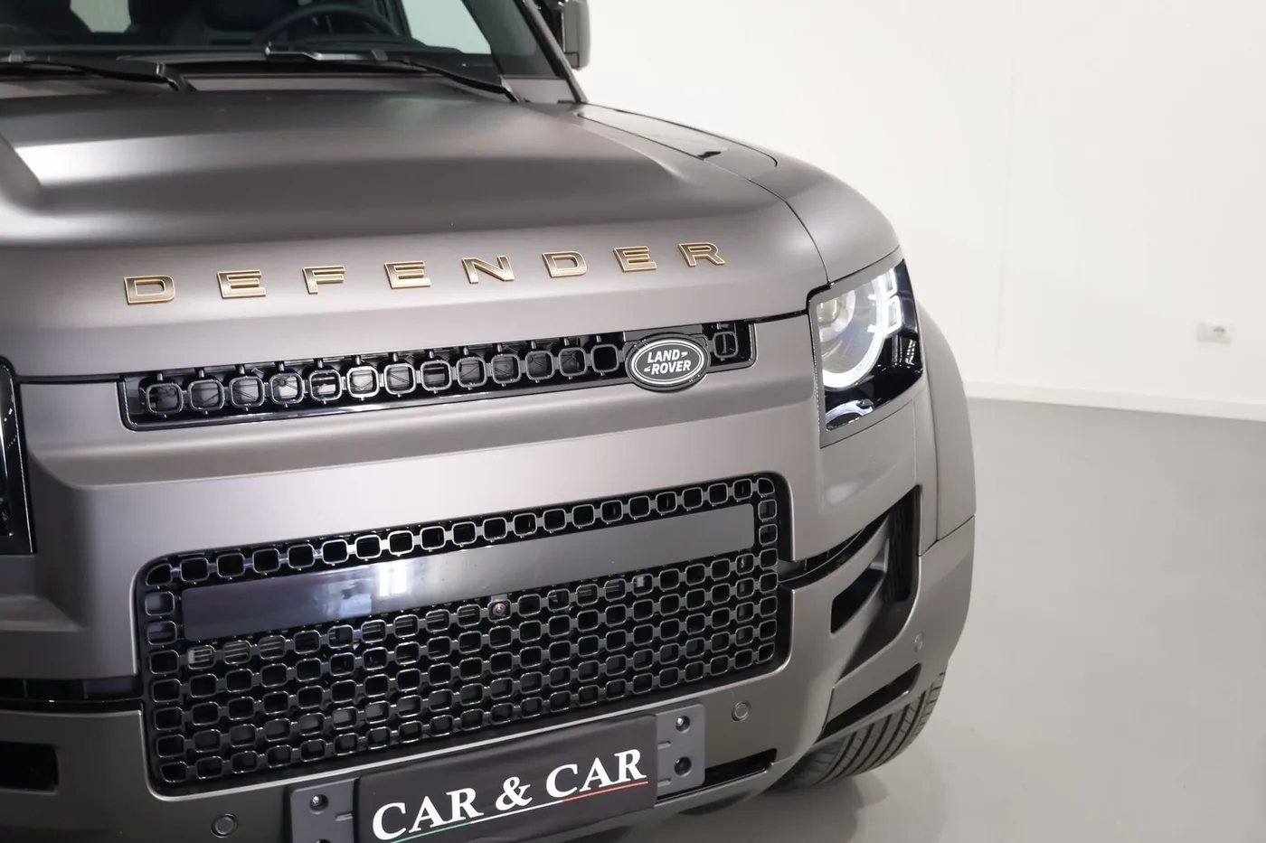 2025 Land Rover Defender OCTA offered by a supercar dealer in Zibido San Giacomo, Italy, photo 15 of 25