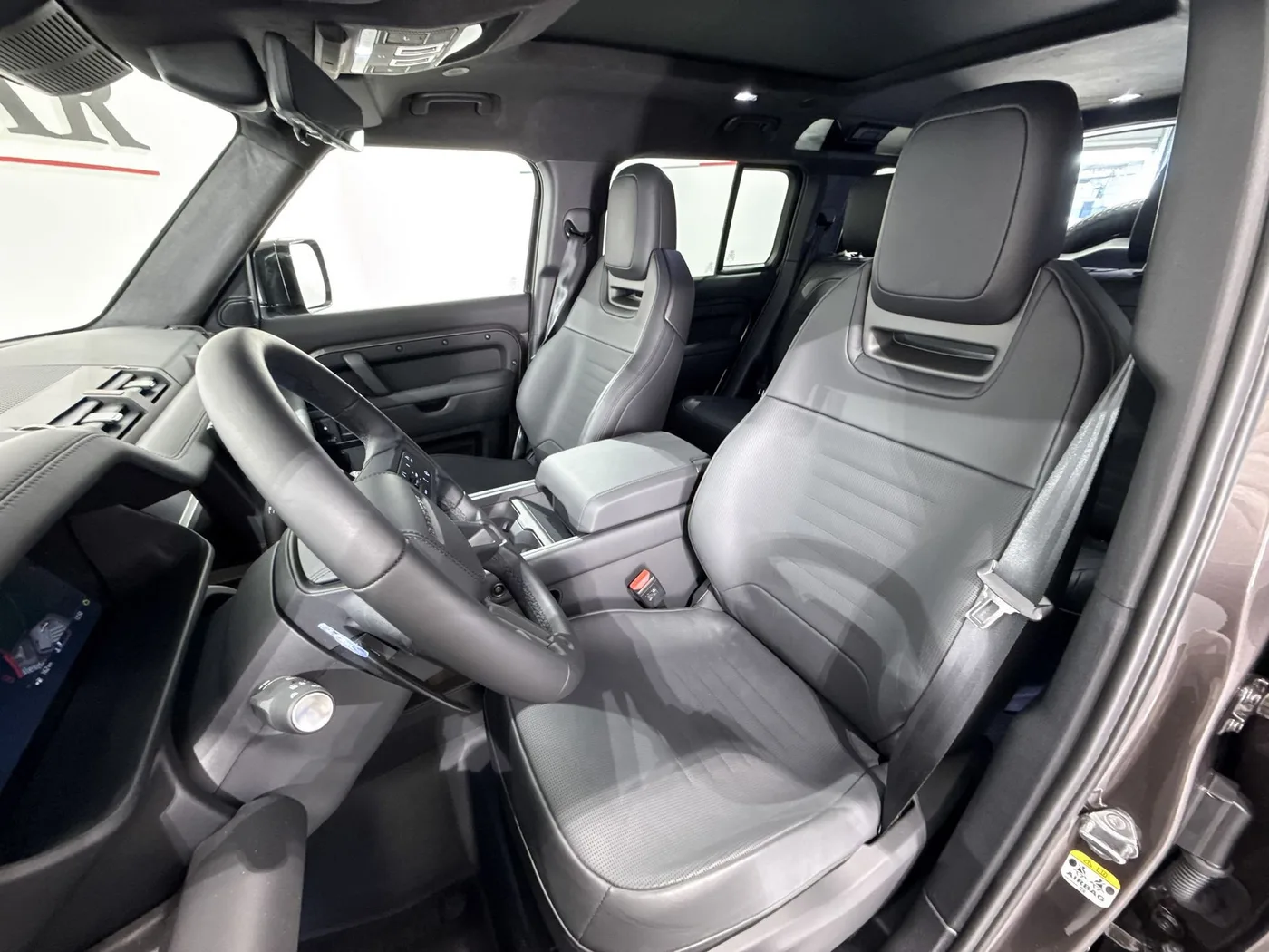 2025 Land Rover Defender OCTA offered by a supercar dealer in Zibido San Giacomo, Italy, photo 22 of 25