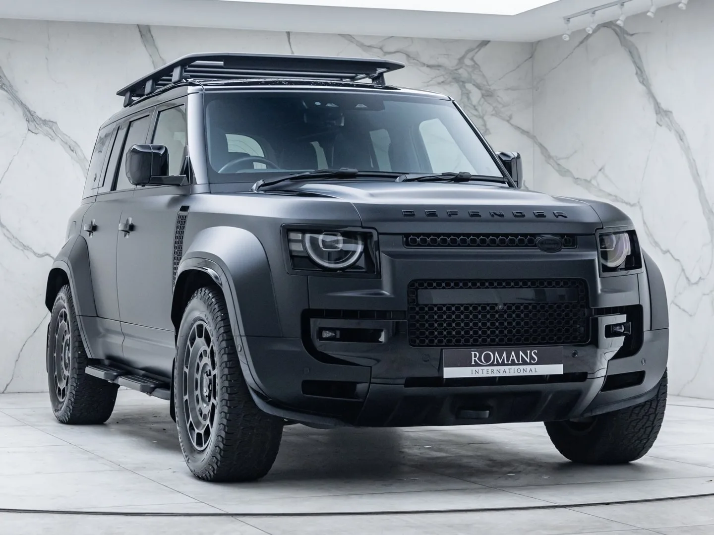 2025 Land Rover Defender OCTA Black angeboten von einem Fachhändler in Banstead, Vereinigtes Königreich, Hauptfoto