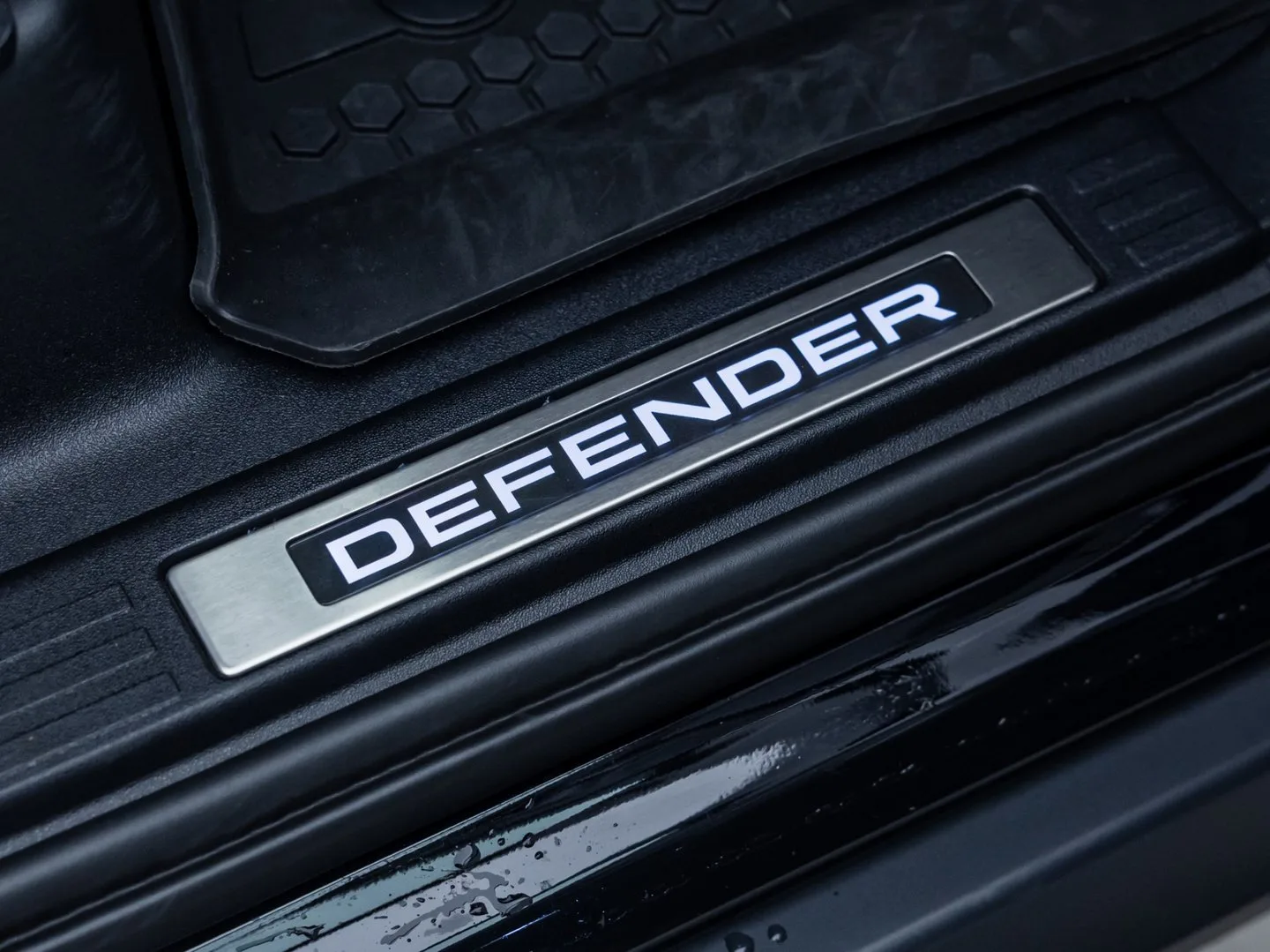 2025 Land Rover Defender OCTA Black, 4/30