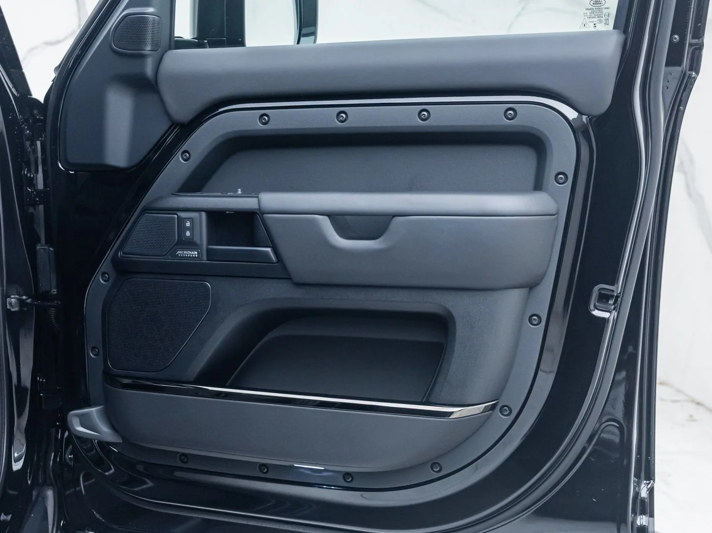 2025 Land Rover Defender OCTA Black, 5/30