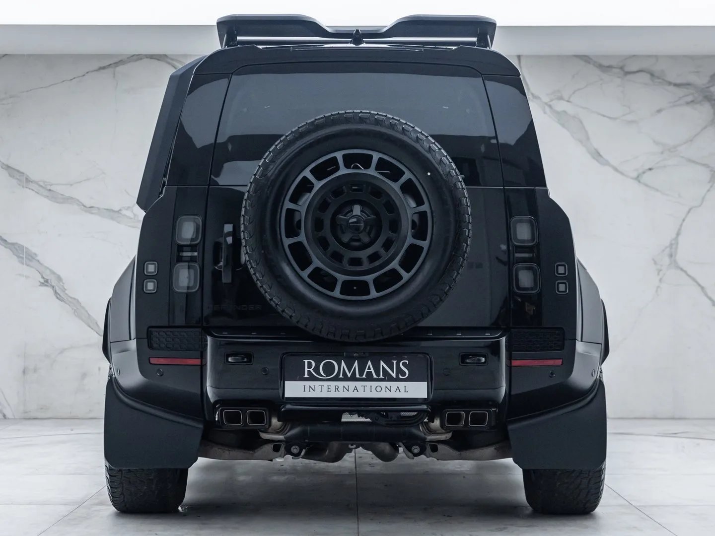 2025 Land Rover Defender OCTA Black, 8/30