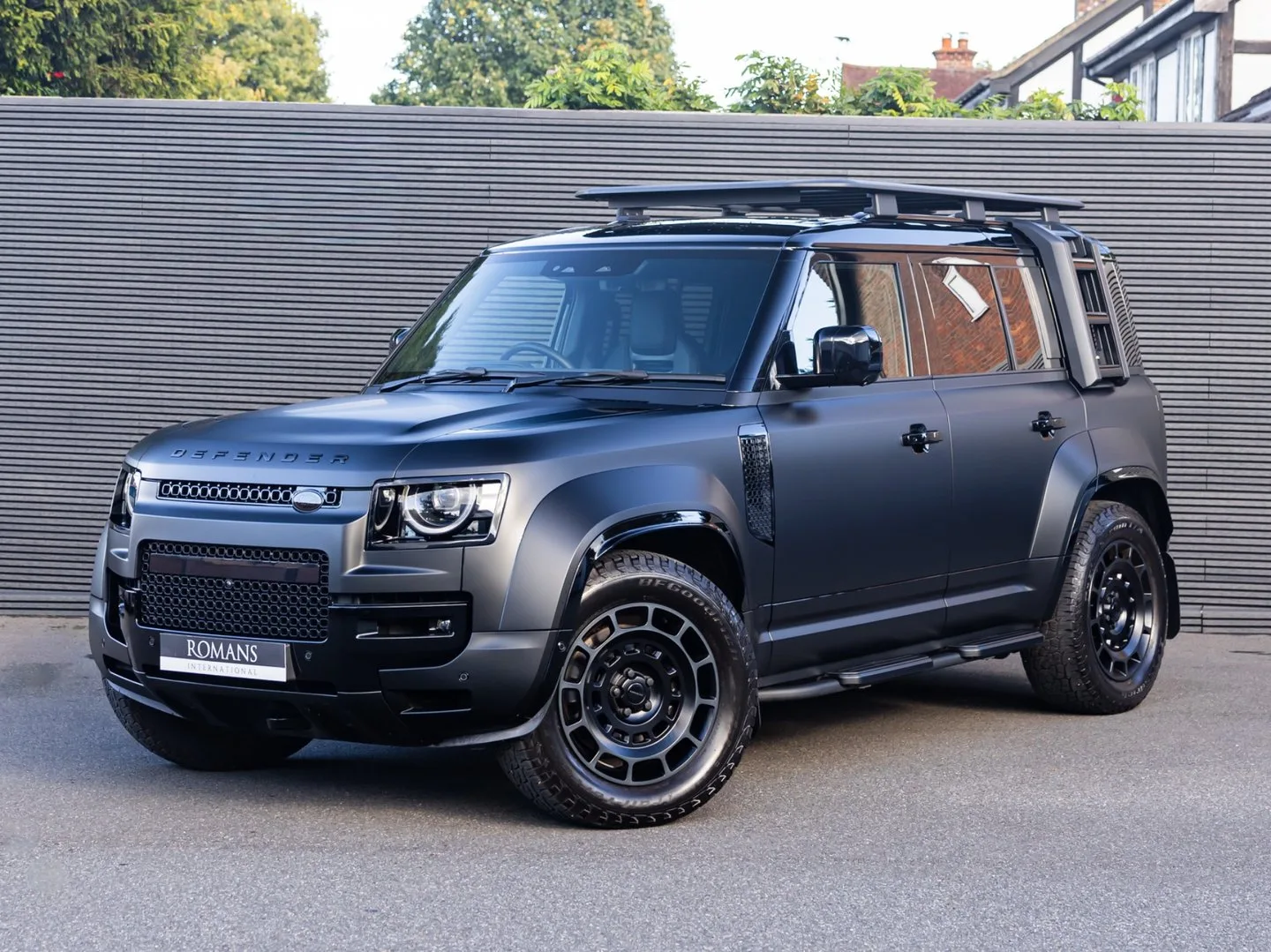 2025 Land Rover Defender OCTA Black, 9/30
