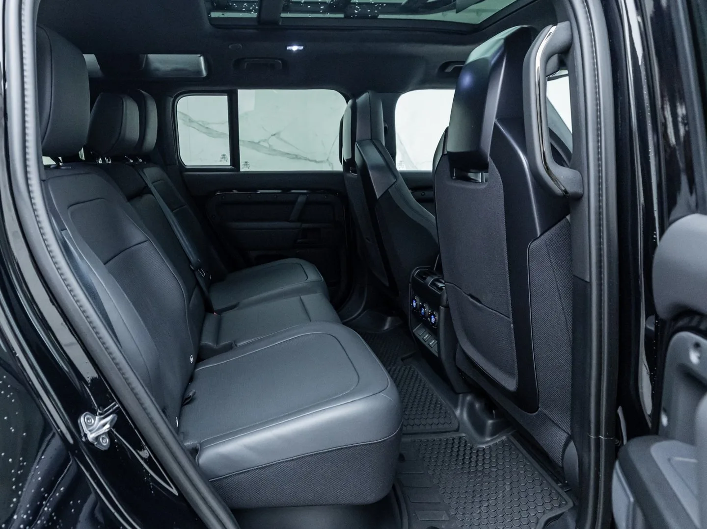 2025 Land Rover Defender OCTA Black, 10/30
