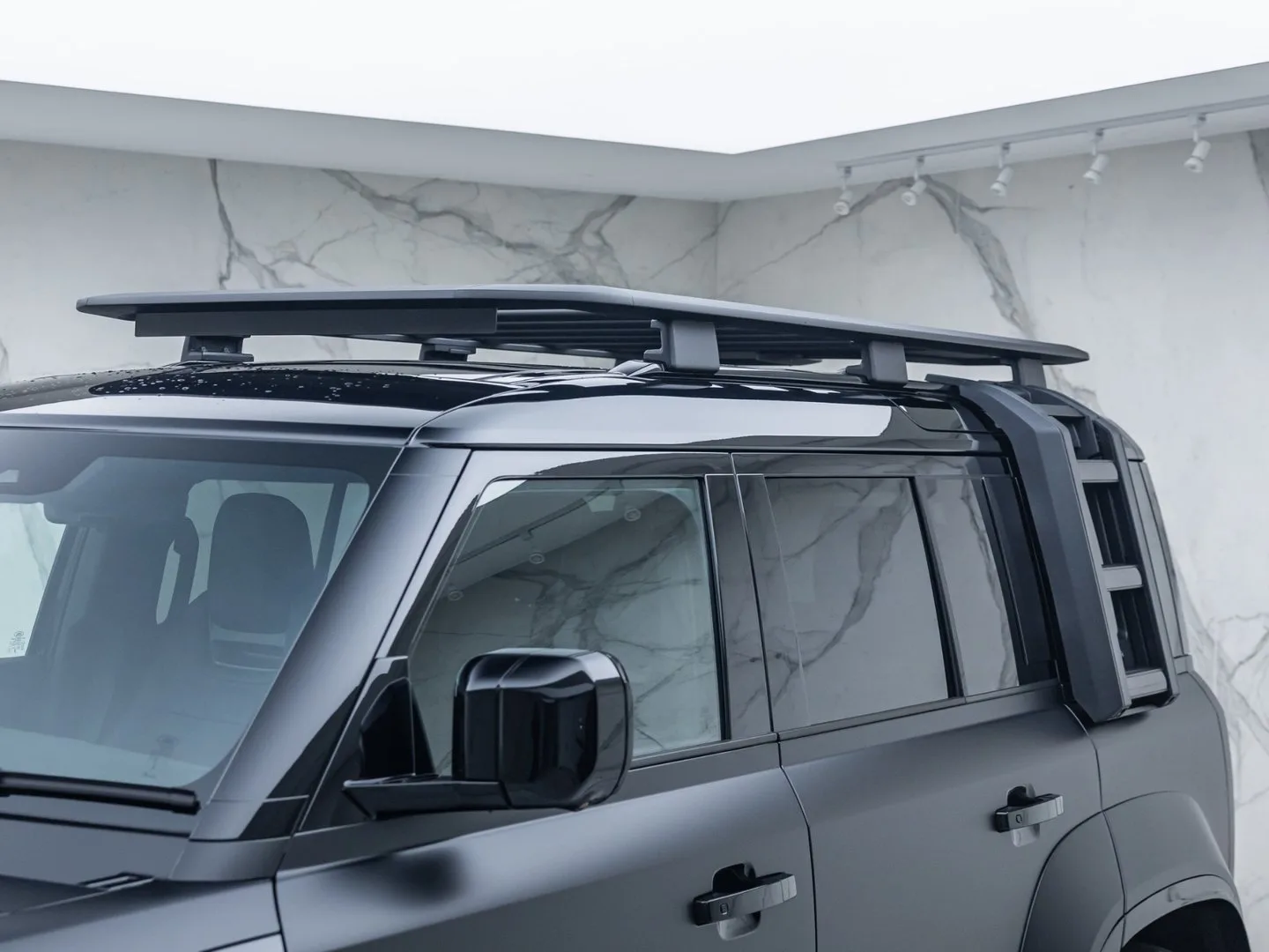 2025 Land Rover Defender OCTA Black, 13/30