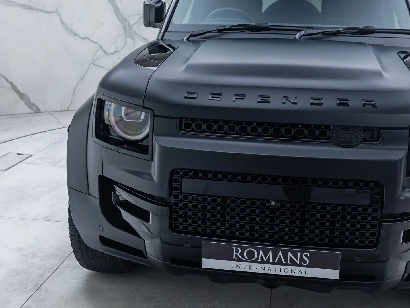 2025 Land Rover Defender OCTA Black, 14/30