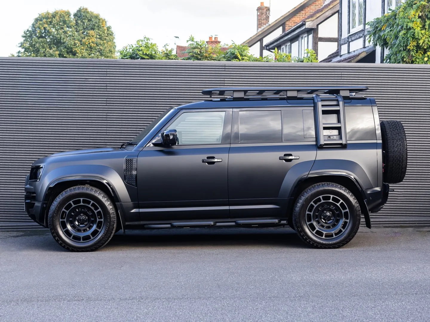 2025 Land Rover Defender OCTA Black, 15/30