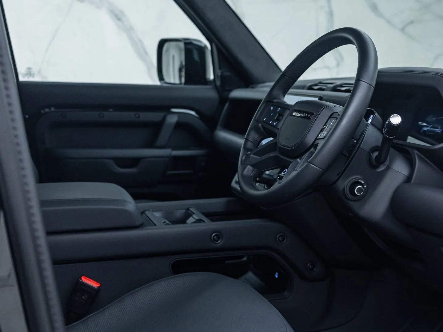 2025 Land Rover Defender OCTA Black, 17/30