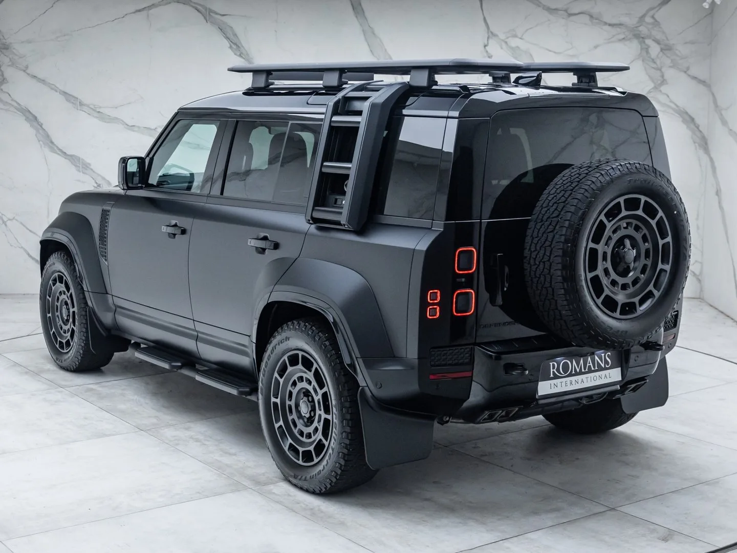 2025 Land Rover Defender OCTA Black, 21/30