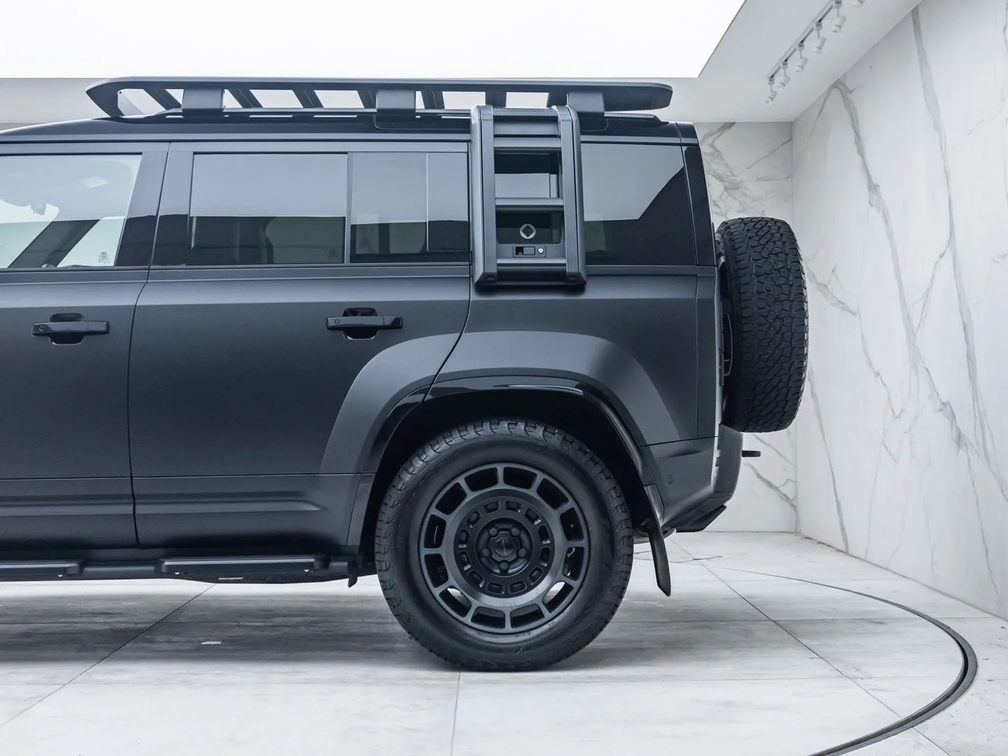 2025 Land Rover Defender OCTA Black, 23/30