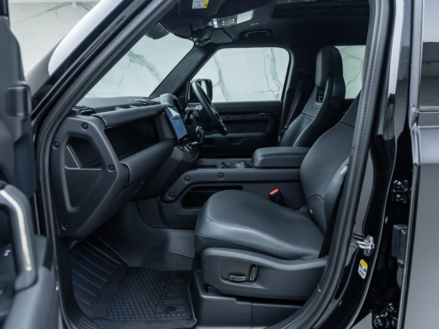 2025 Land Rover Defender OCTA Black, 25/30