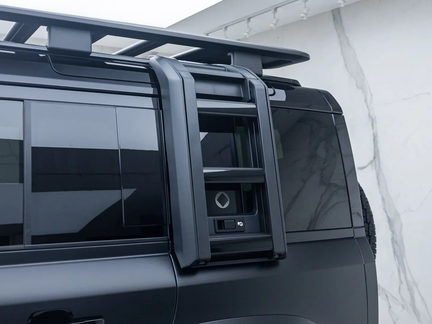 2025 Land Rover Defender OCTA Black, 26/30