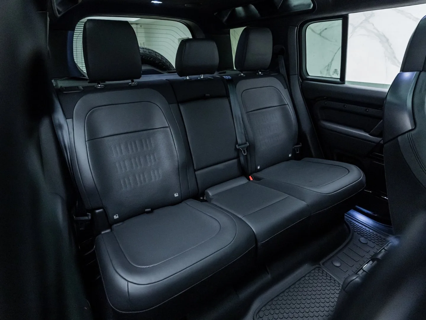 2025 Land Rover Defender OCTA Black, 27/30