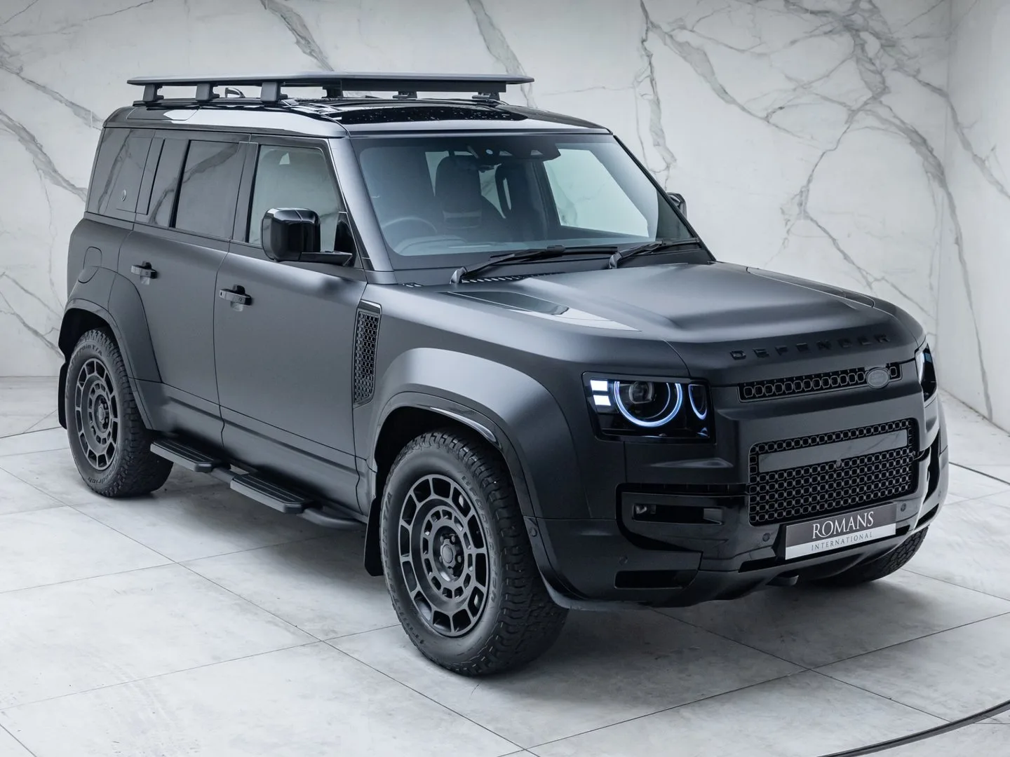 2025 Land Rover Defender OCTA Black, 28/30