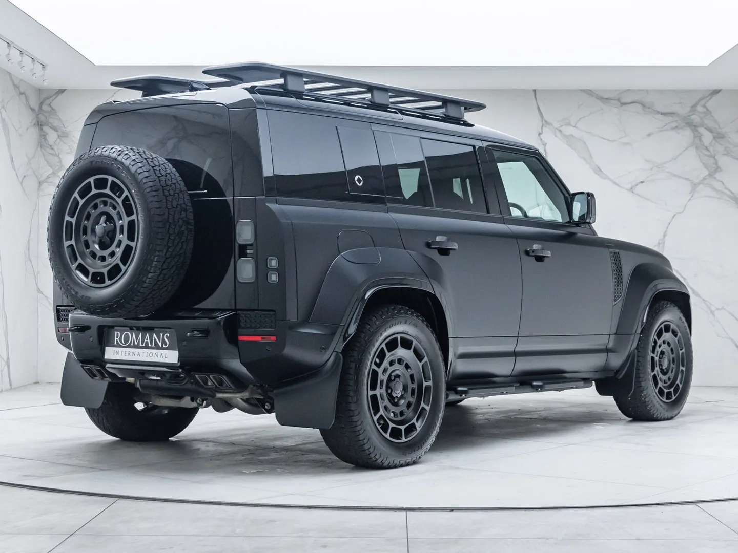 2025 Land Rover Defender OCTA Black, 29/30
