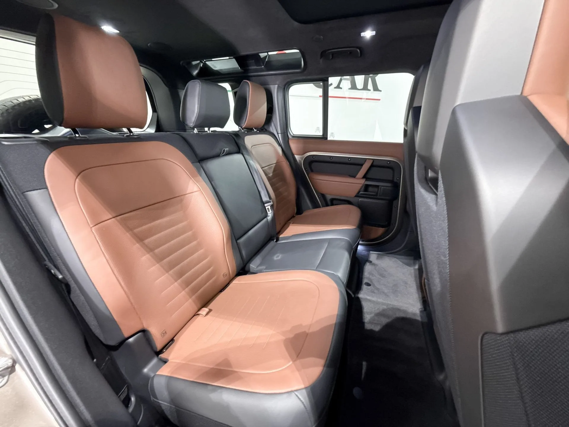 2025 Land Rover Defender OCTA, 13/25