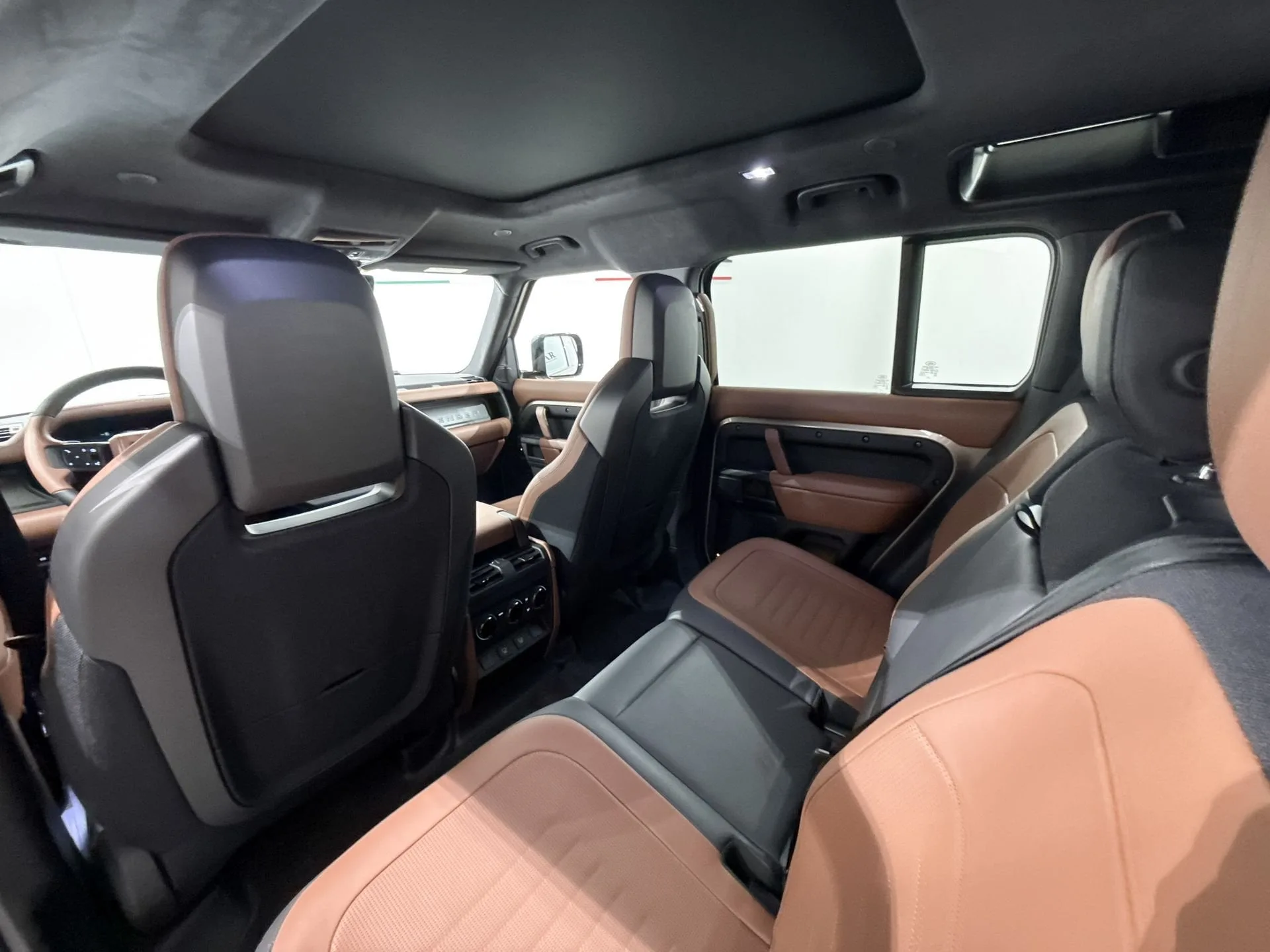 2025 Land Rover Defender OCTA, 17/25