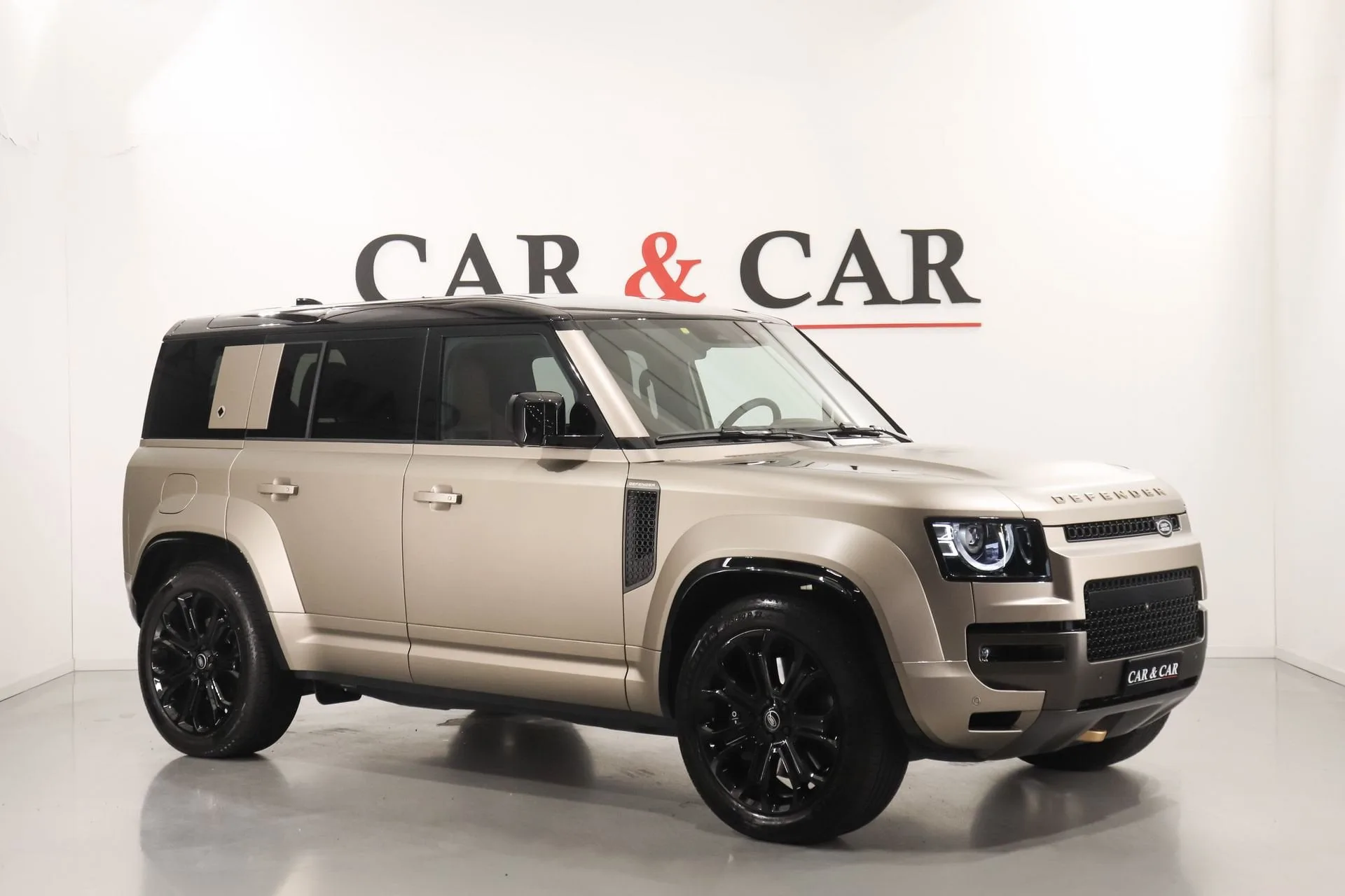 2025 Land Rover Defender OCTA proposée par un concessionnaire spécialisé à Zibido San Giacomo, Italie, photo principale
