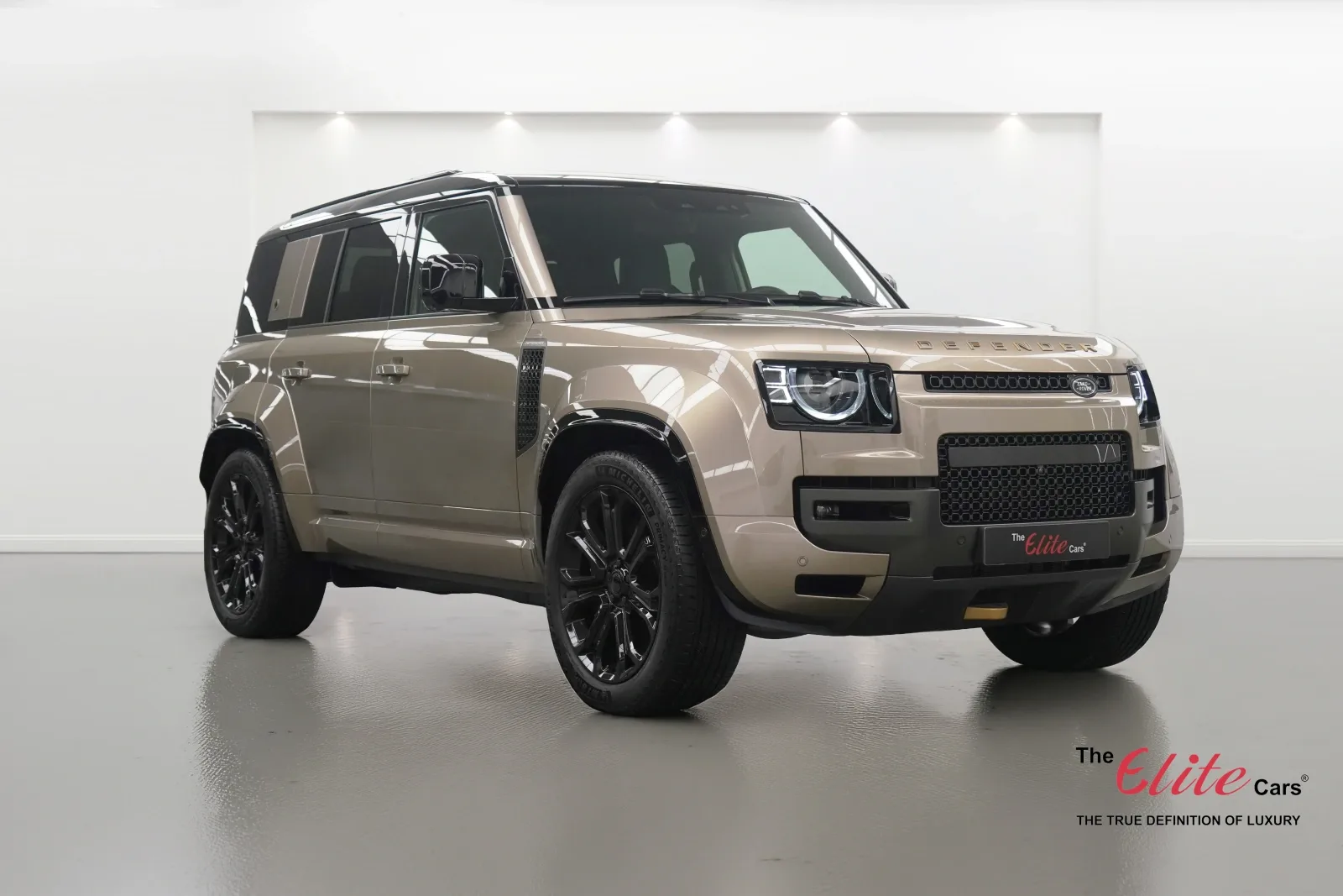 2025 Land Rover Defender OCTA proposée par un concessionnaire spécialisé à Dubaï, Émirats arabes unis, photo principale