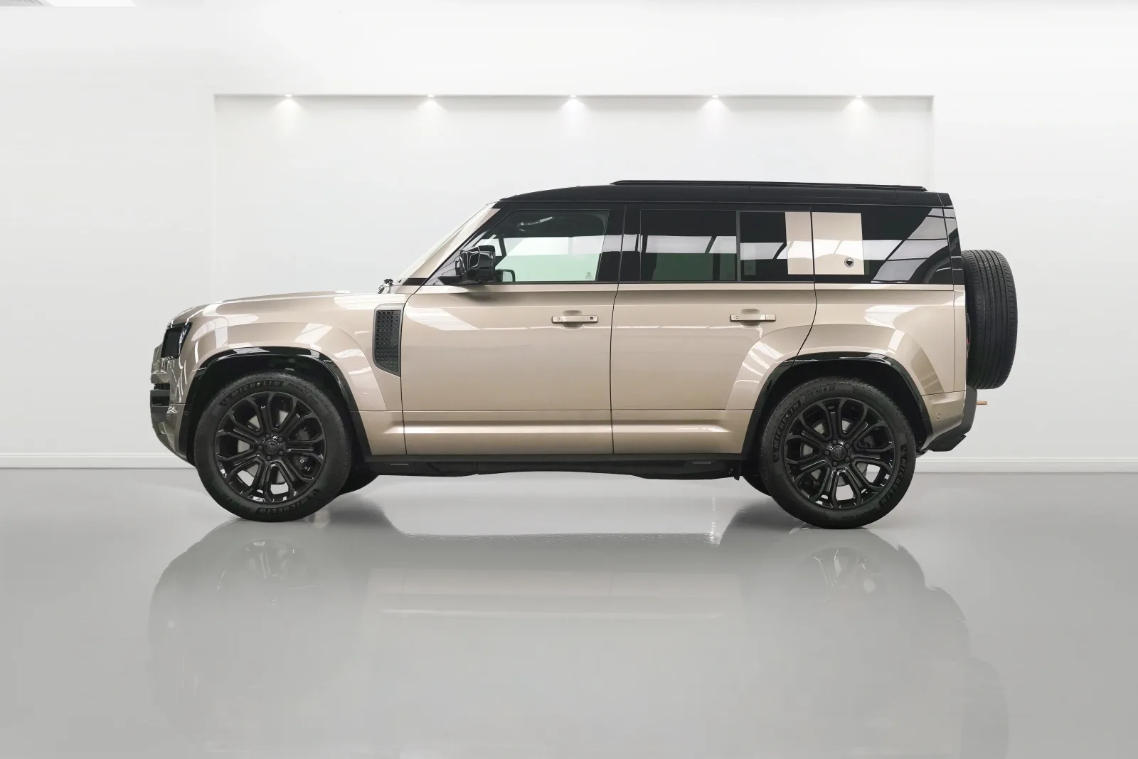 2025 Land Rover Defender OCTA, 2/14