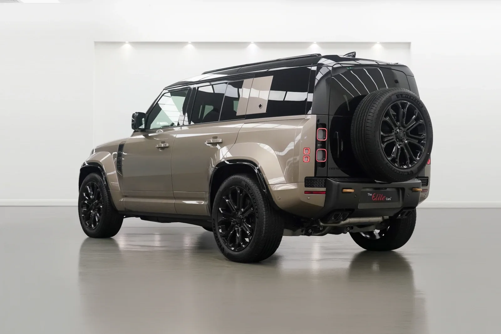 2025 Land Rover Defender OCTA, 4/14