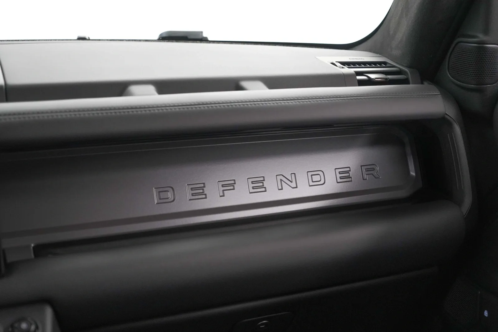 2025 Land Rover Defender OCTA, 12/14