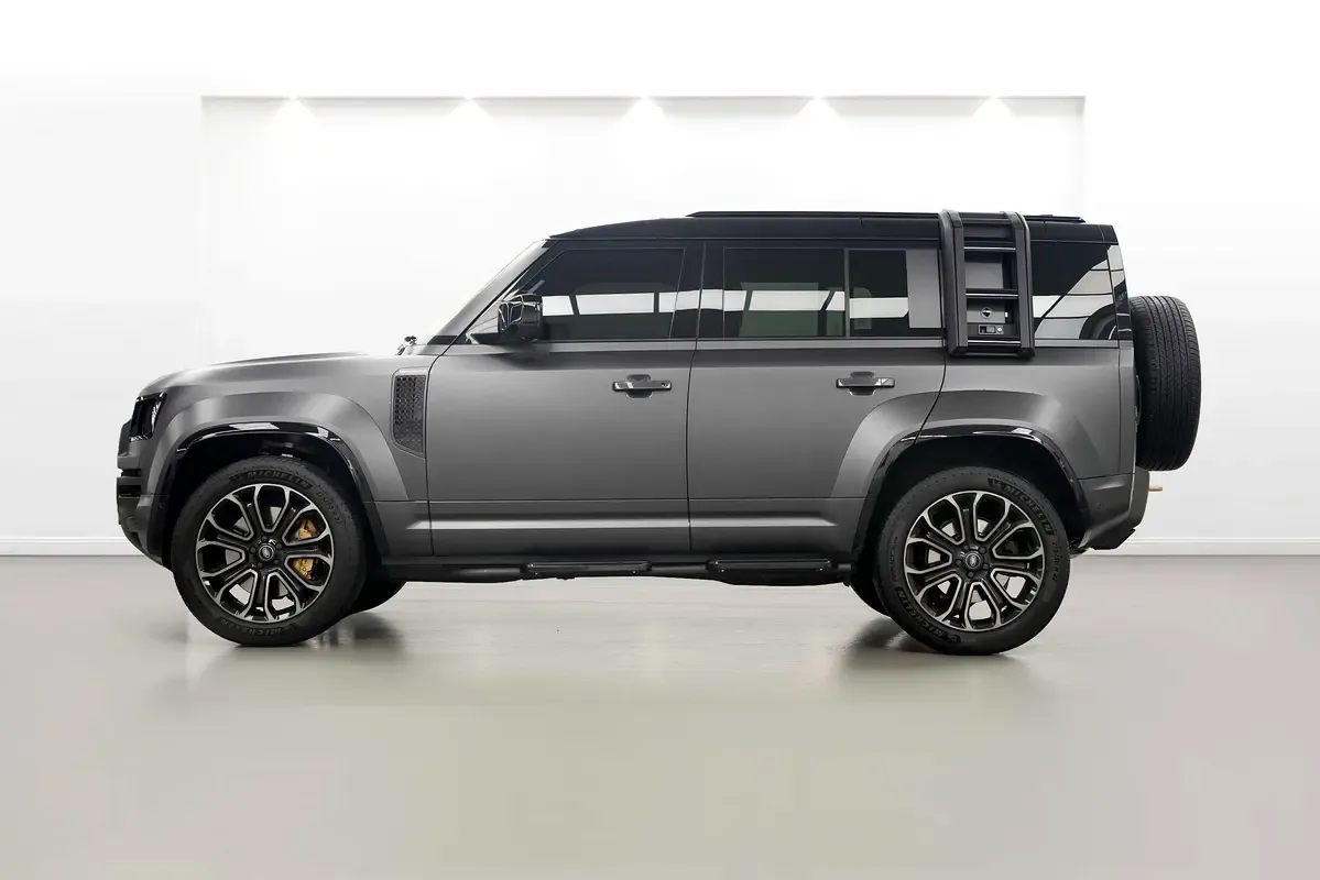 2025 Land Rover Defender OCTA Edition One, 2/8