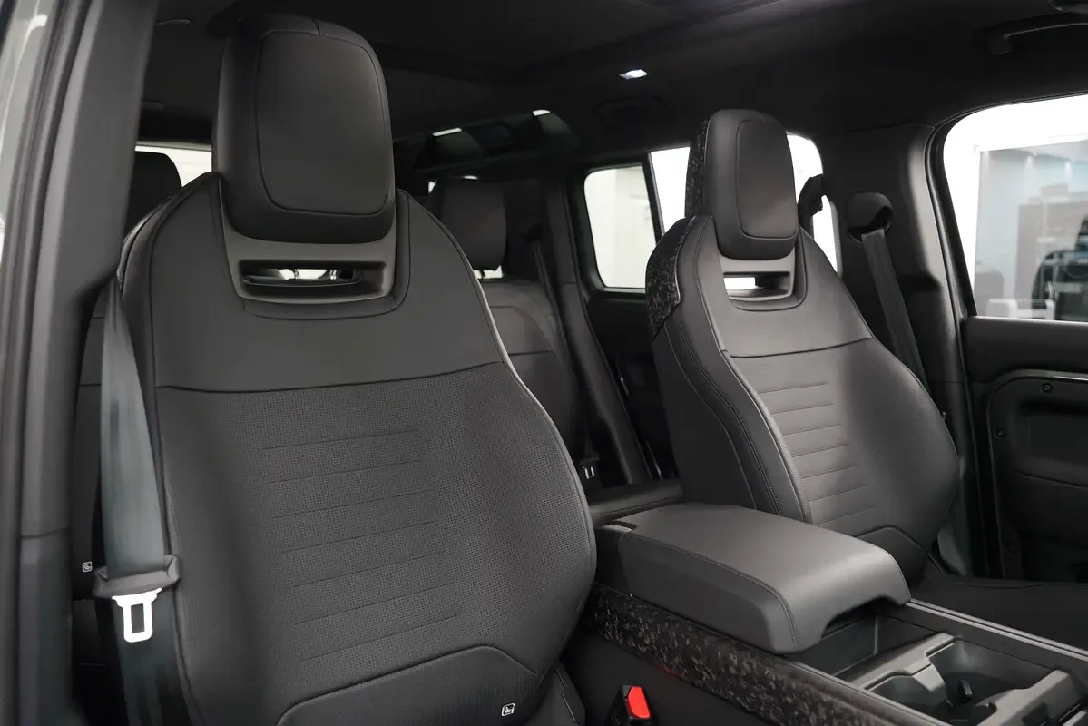 2025 Land Rover Defender OCTA Edition One, 7/8