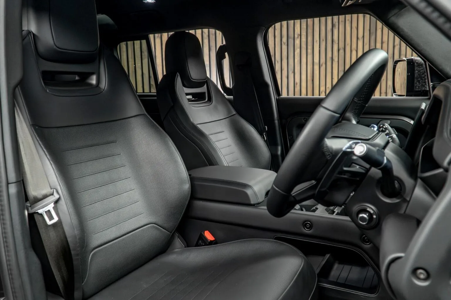 2025 Land Rover Defender OCTA Urban Automotive, 2/30