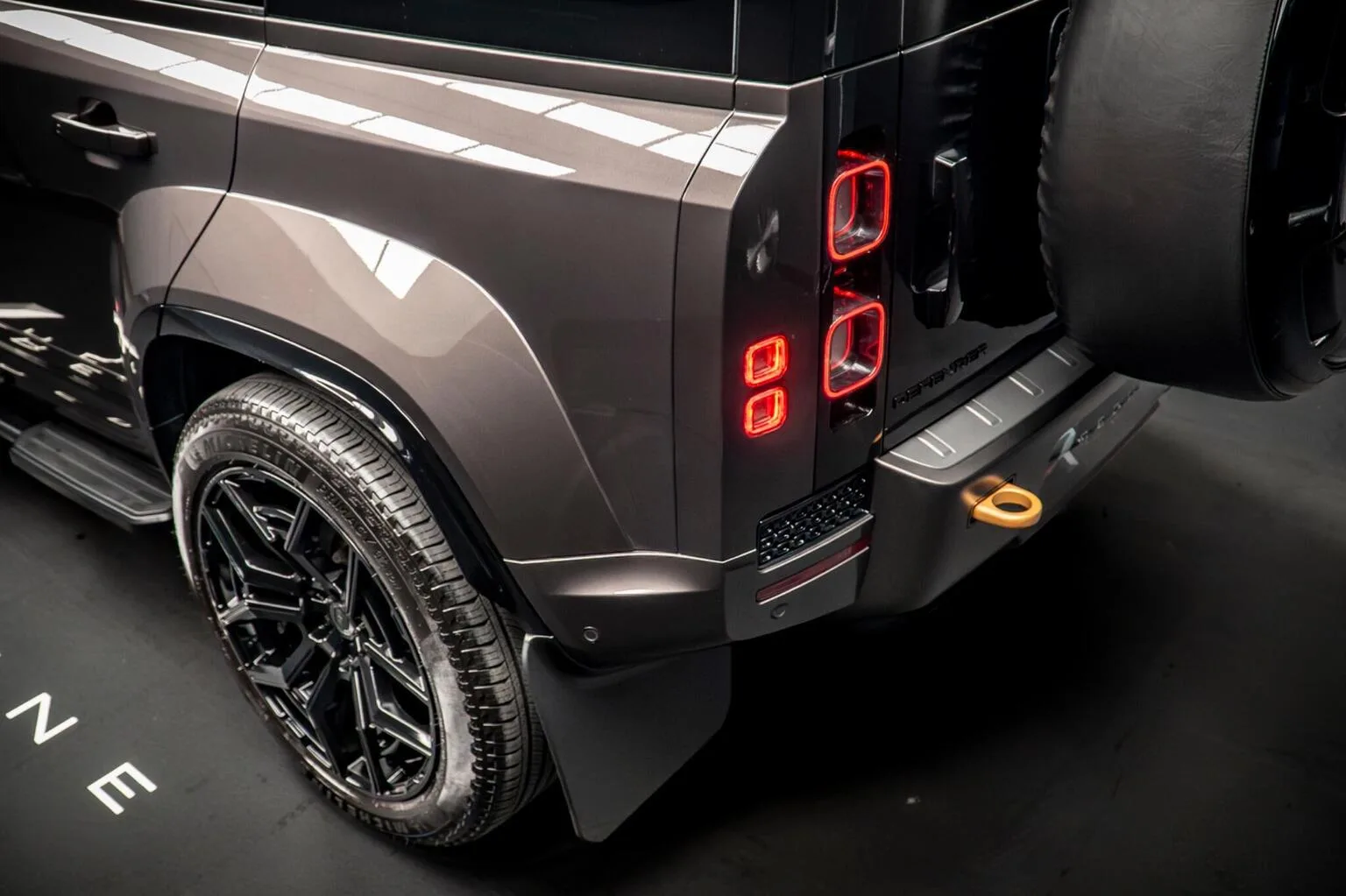 2025 Land Rover Defender OCTA Urban Automotive, 19/30