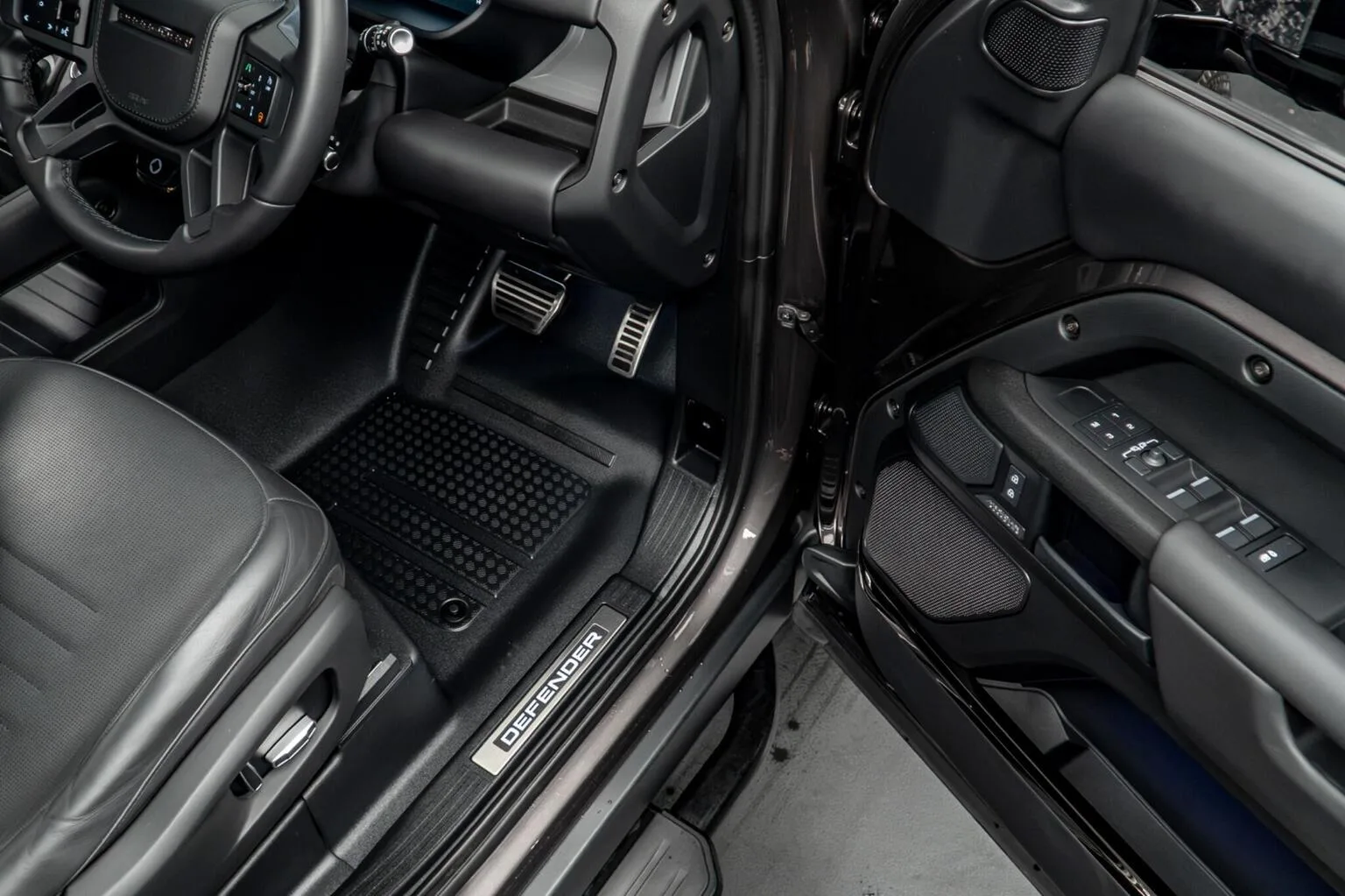 2025 Land Rover Defender OCTA Urban Automotive, 29/30