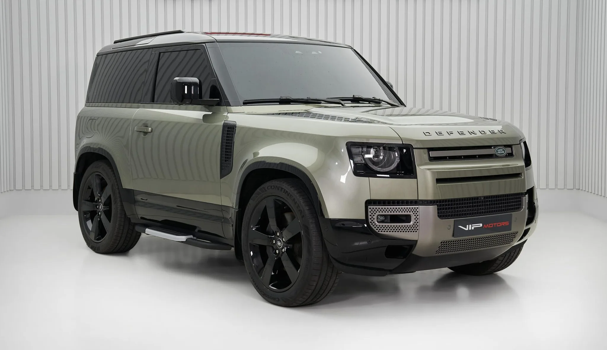 2025 Land Rover Defender 90 V6 proposée par un concessionnaire spécialisé à Dubai, Émirats arabes unis, photo principale