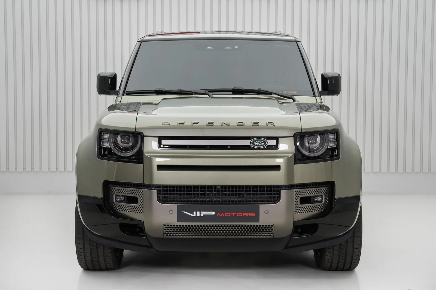 2025 Land Rover Defender 90 V6 proposée par un concessionnaire spécialisé à Dubai, Émirats arabes unis, photo 2 sur 10