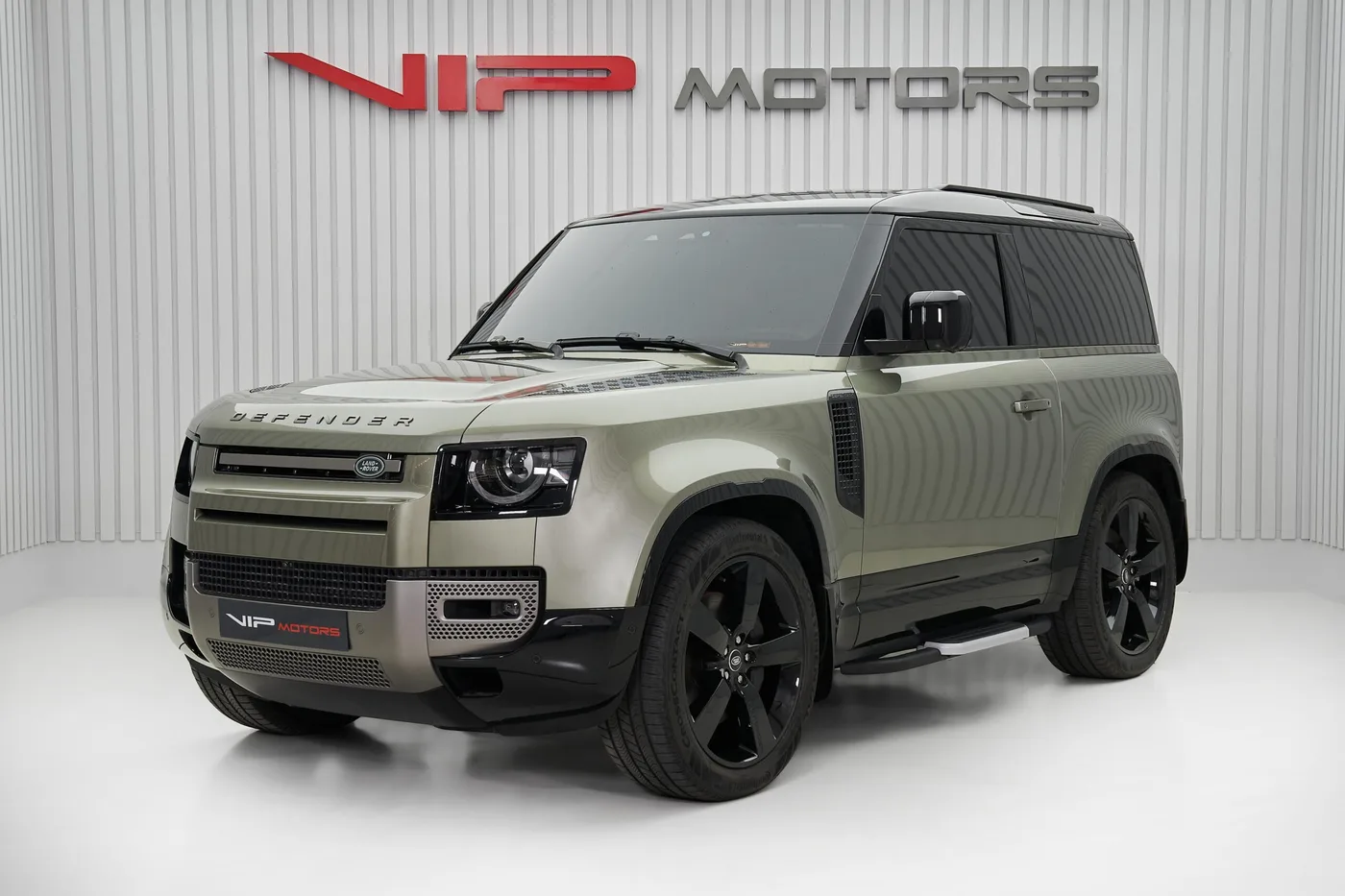 2025 Land Rover Defender 90 V6 proposée par un concessionnaire spécialisé à Dubai, Émirats arabes unis, photo 3 sur 10