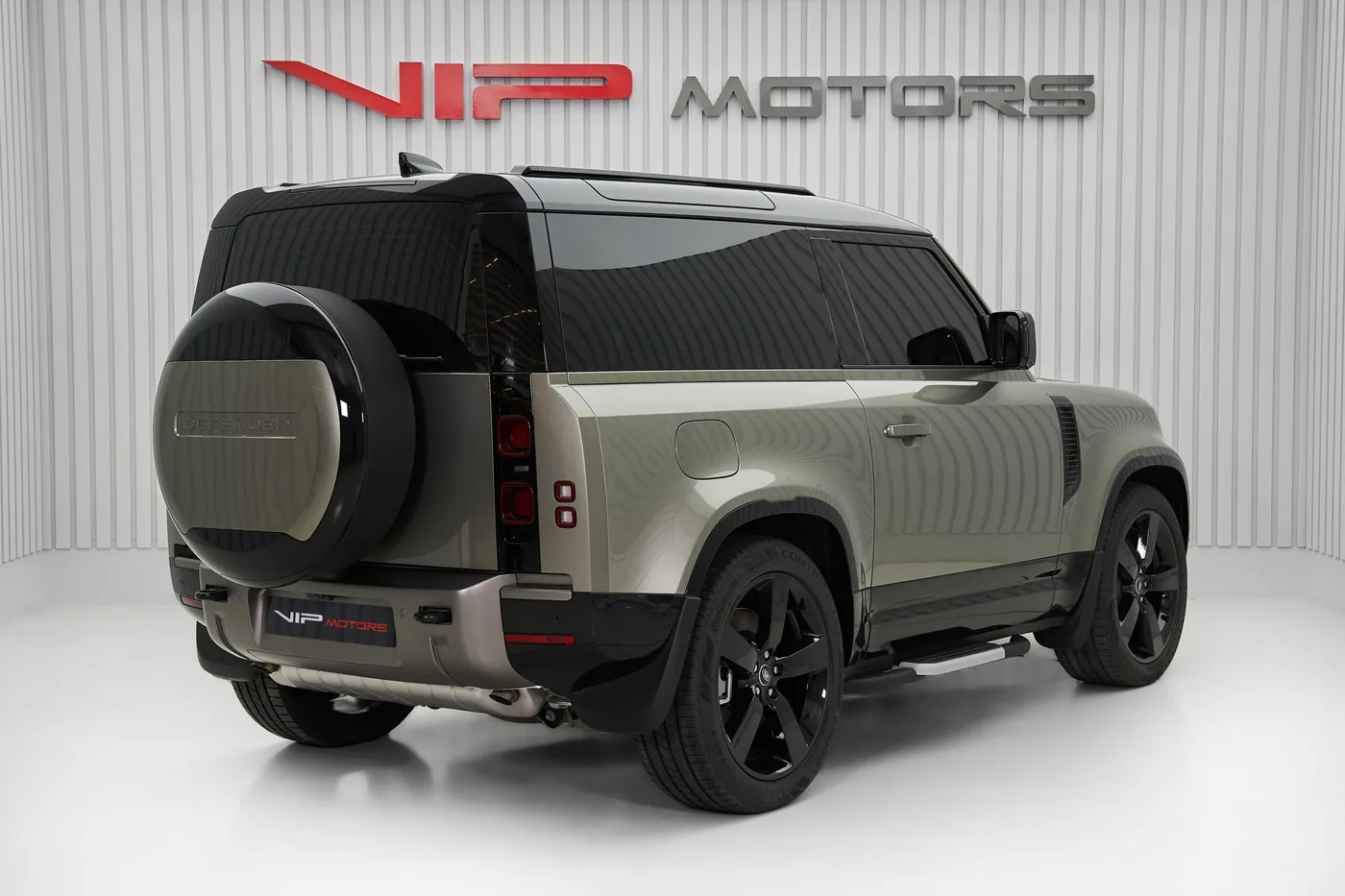 2025 Land Rover Defender 90 V6 proposée par un concessionnaire spécialisé à Dubai, Émirats arabes unis, photo 6 sur 10