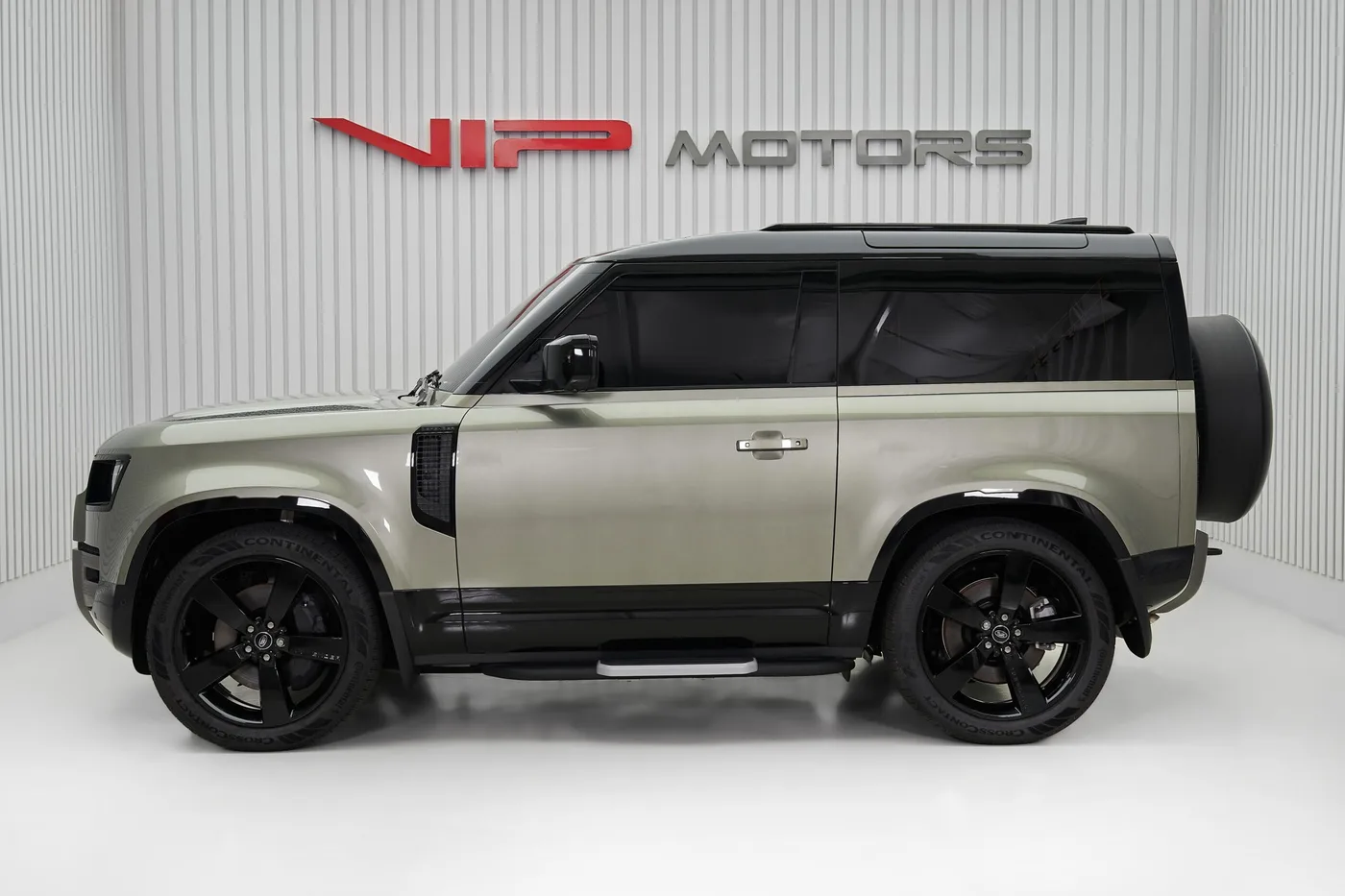 2025 Land Rover Defender 90 V6 proposée par un concessionnaire spécialisé à Dubai, Émirats arabes unis, photo 7 sur 10