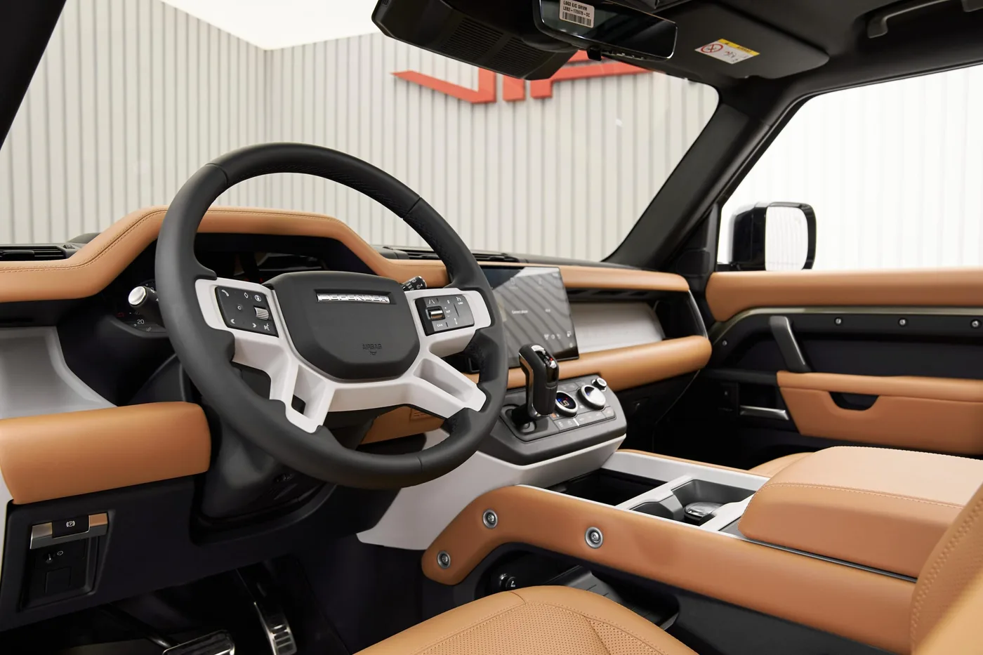 2025 Land Rover Defender 90 V6 proposée par un concessionnaire spécialisé à Dubai, Émirats arabes unis, photo 8 sur 10