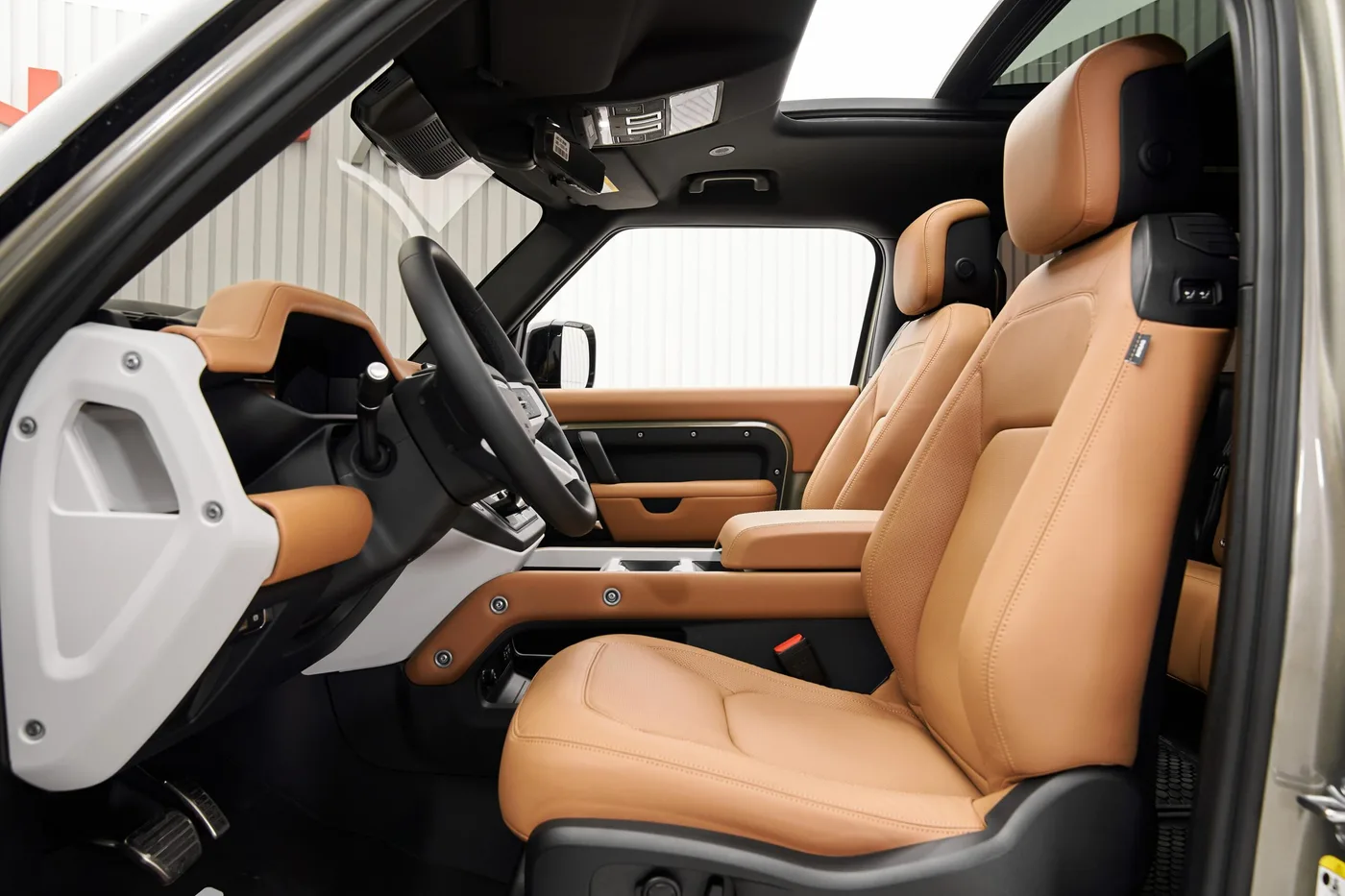 2025 Land Rover Defender 90 V6 proposée par un concessionnaire spécialisé à Dubai, Émirats arabes unis, photo 9 sur 10