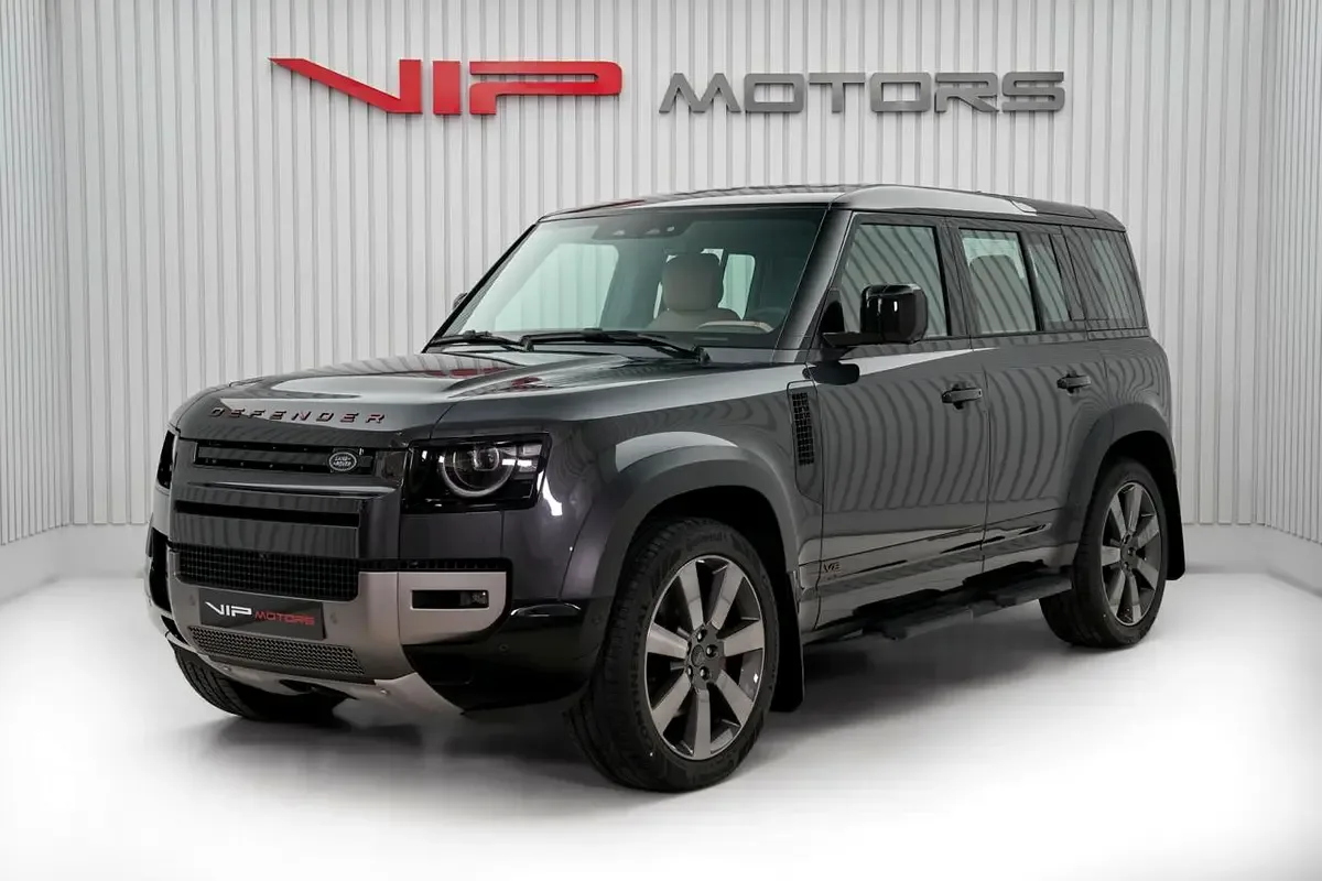 2025 Land Rover Defender 110 V8 P525 angeboten von einem Fachhändler in Dubai, Vereinigte Arabische Emirate, Hauptfoto