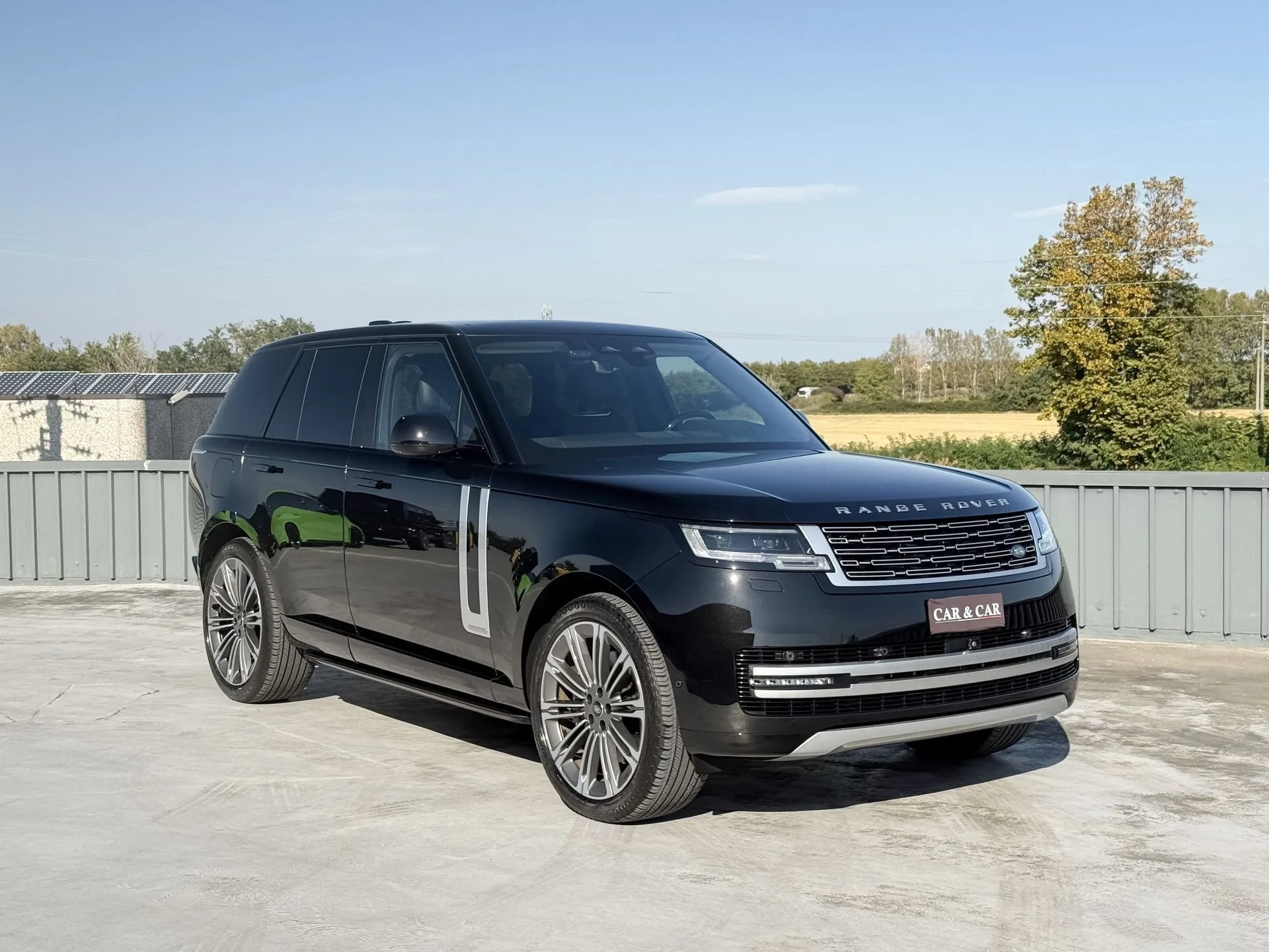 2025 Land Rover Range Rover offered by a specialist dealer in Zibido San Giacomo, Italy, main photo