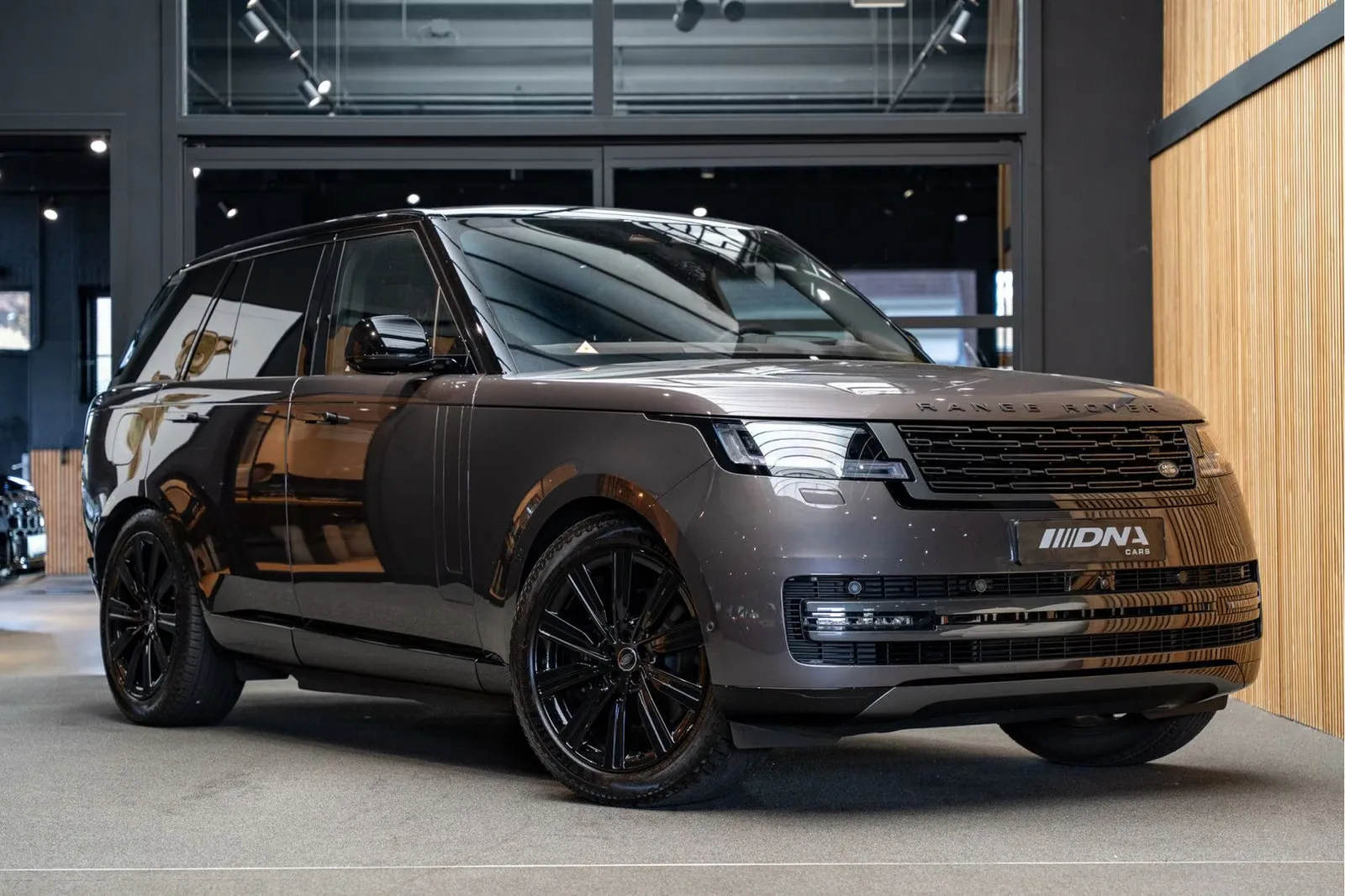 2025 Land Rover Range Rover P460e HSE offered by a specialist dealer in Naarden, Netherlands, main photo
